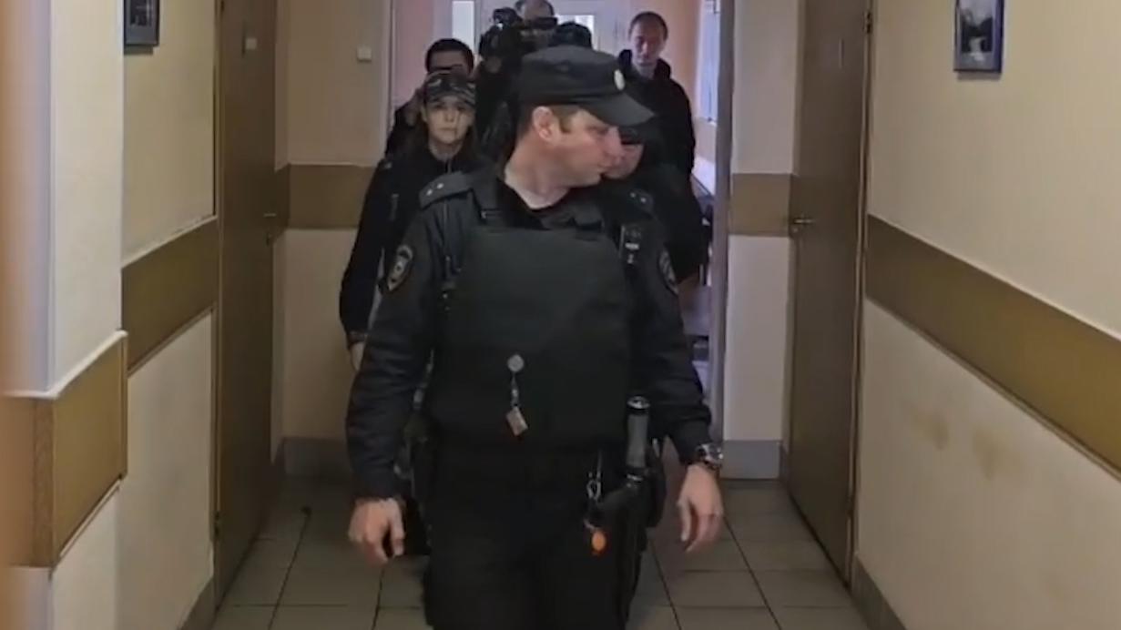 Суд арестовал двух фигурантов дела о суррогатном алкоголе в Ленобласти