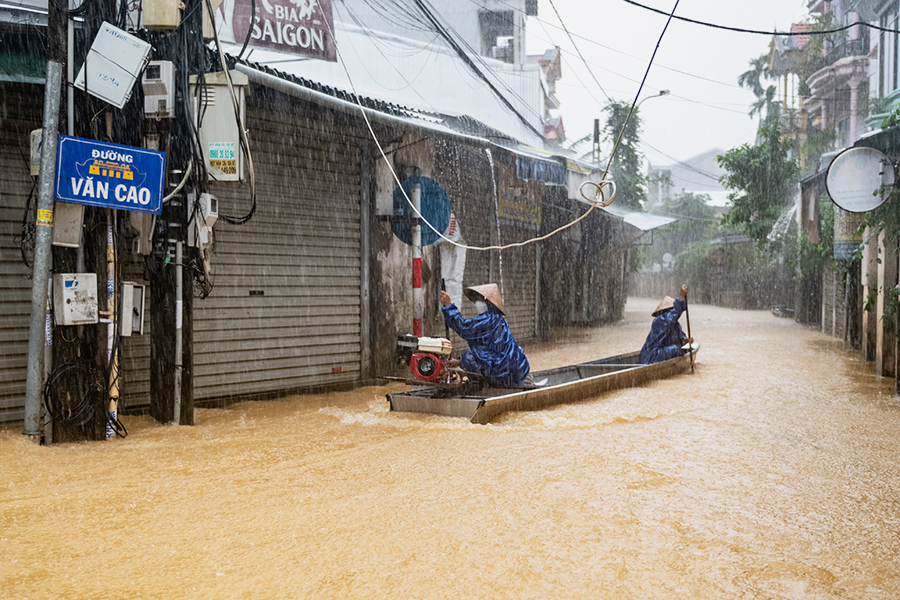 За трое суток в некоторых районах выпало до 1100&nbsp;мм осадков. Из-за стихийных бедствий тысячи человек остались без жилья. На фото&nbsp;&mdash; местные жители плывут на лодке по улицам затопленного Хюэ