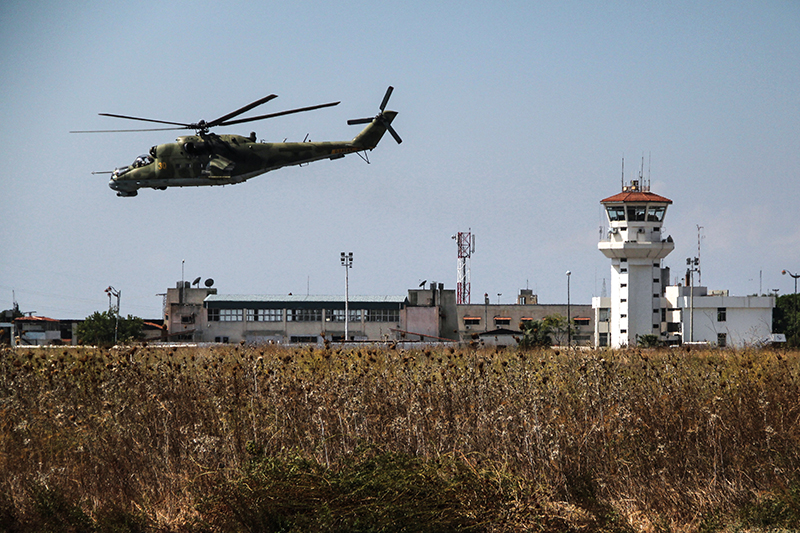 Российский вертолет Ми-24 во&nbsp;время облета авиабазы &laquo;Хмеймим&raquo; в&nbsp;Сирии