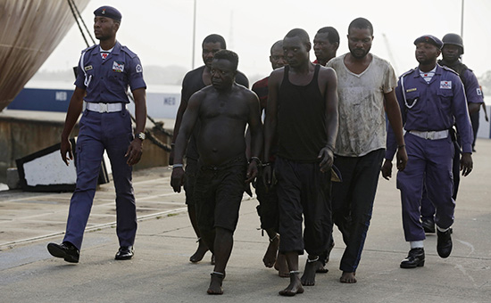 Задержанные морской полицией нигерийские пираты


