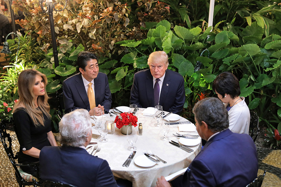 День 20-й. Дональд Трамп и&nbsp;его жена Мелания во&nbsp;время встречи с&nbsp;японским премьер-министром Синдзо Абэ (справа от&nbsp;Трампа) и&nbsp;его супругой


&nbsp;
