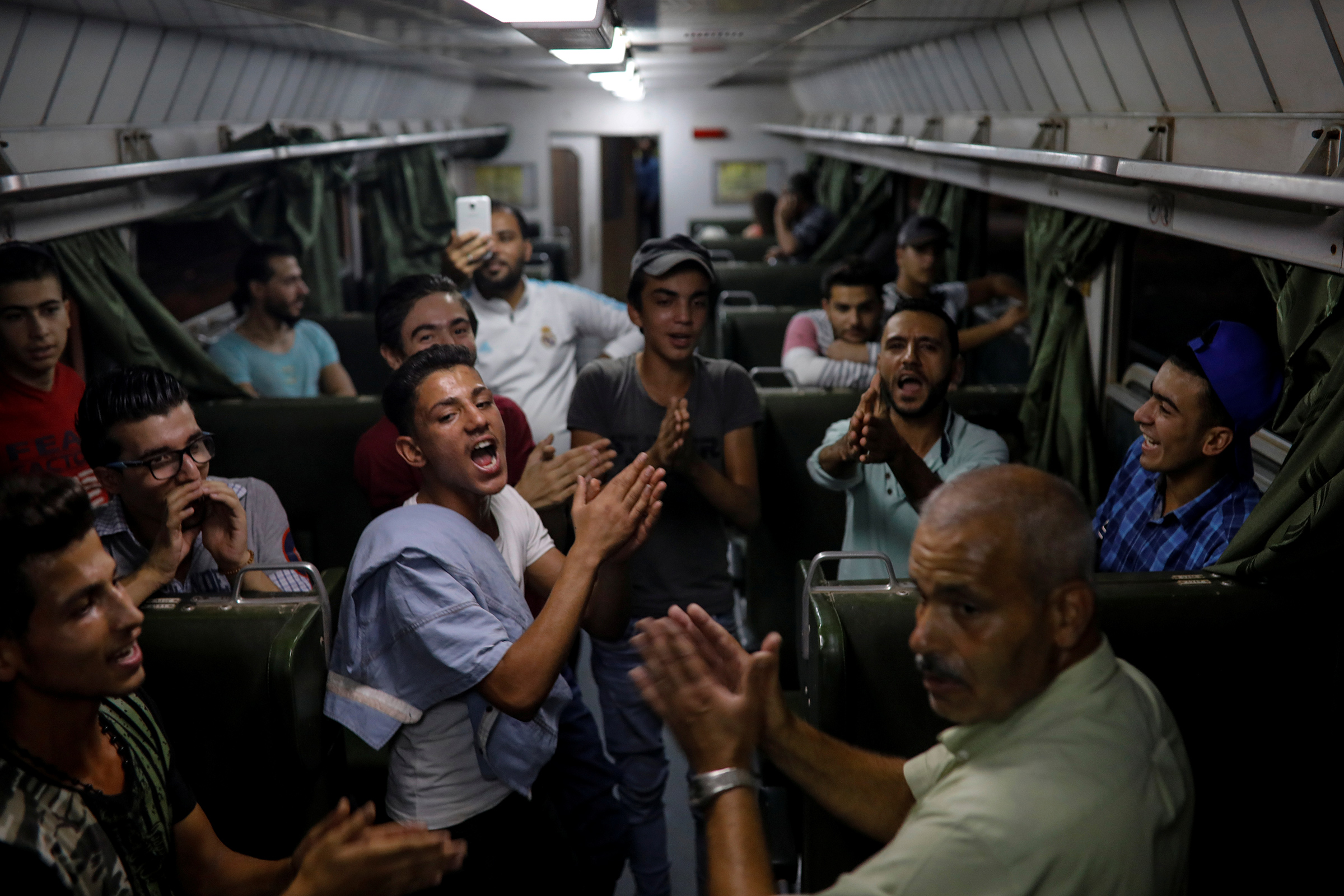 Пассажиры поезда поют по пути на Дамасскую международную ярмарку
