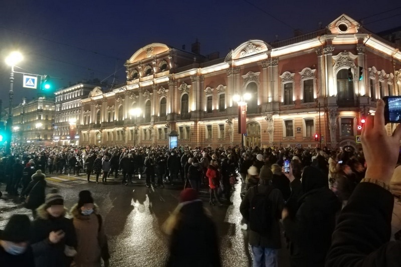 Участники несогласованной акции протеста на Невском проспекте, 23.01.21