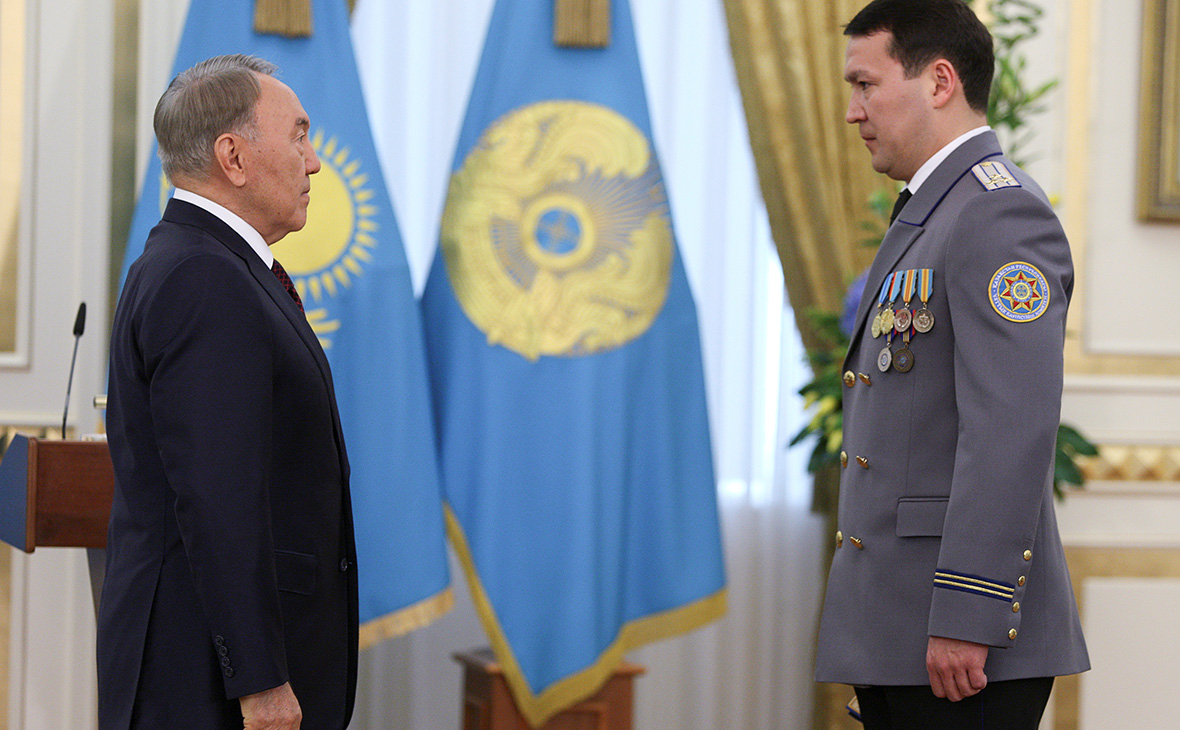 Нурсултан Назарбаев (слева) и Самат Абиш (справа)