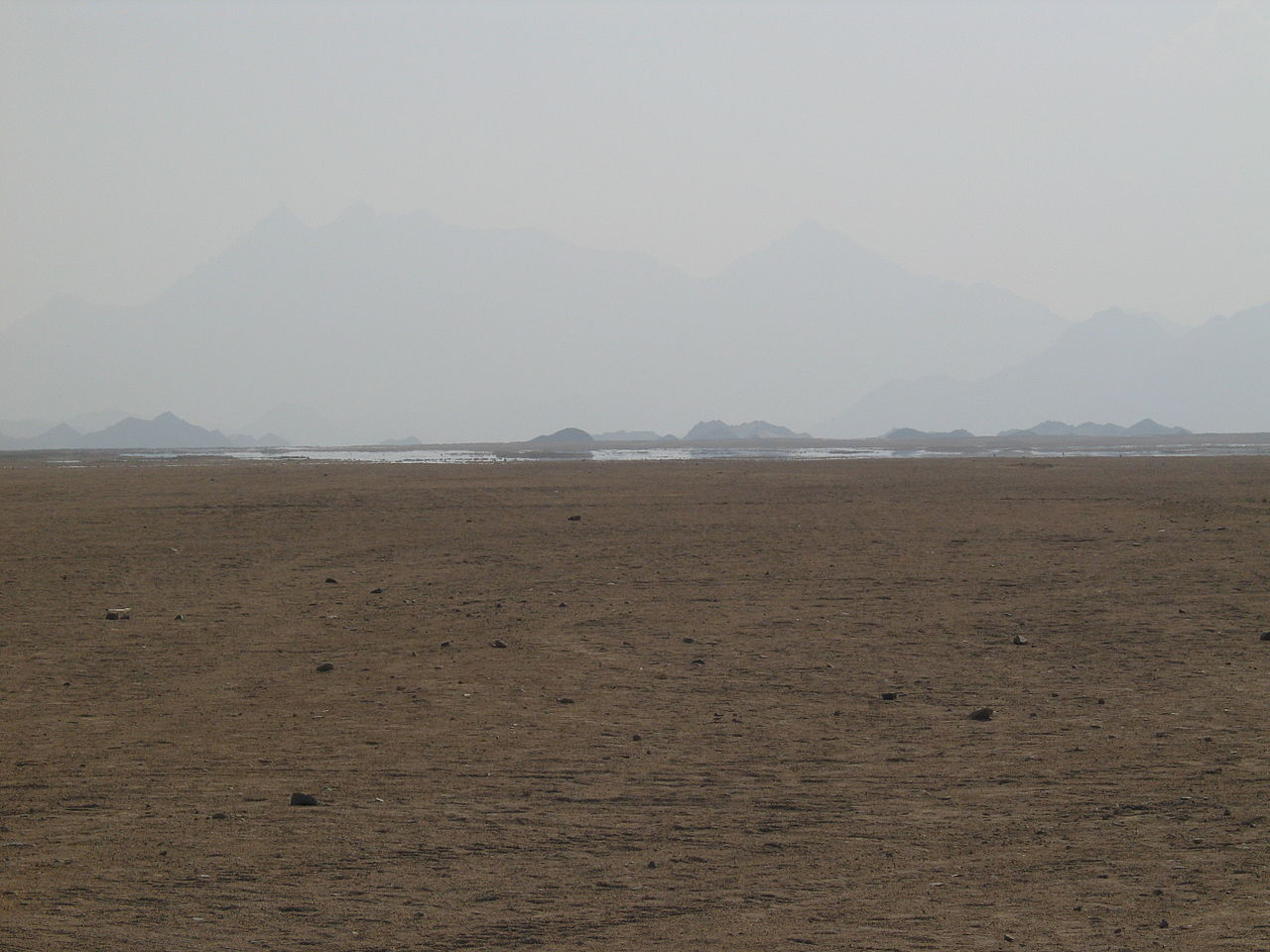 Мираж (зеркальная гладь воды) в Аравийской пустыне.