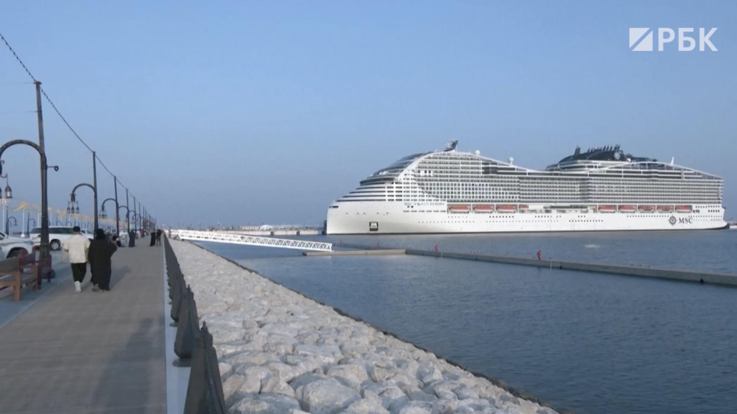 Фаны в гавань заходили: на ЧМ22 в Катаре приплыл отель болельщиков. Видео