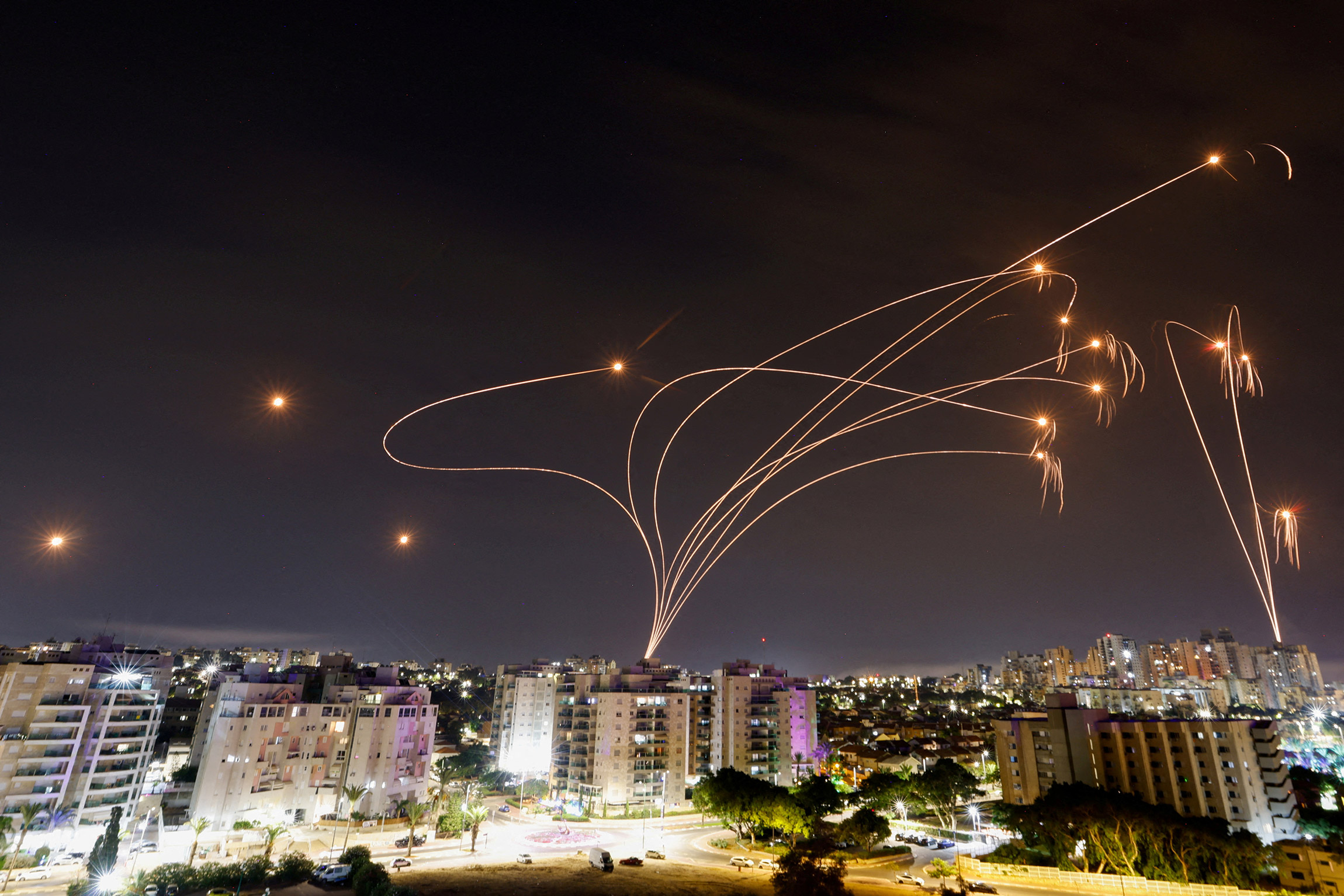Израильская&nbsp;система ПВО&nbsp;&laquo;Железный купол&raquo; перехватывает ракеты, запущенные из сектора Газа, вид из города Ашкелон.&nbsp;9 октября


