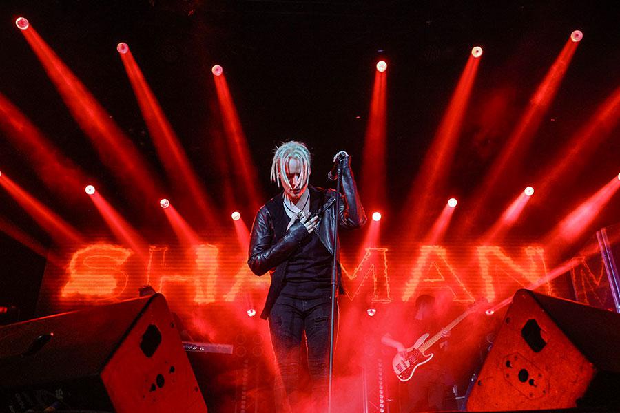 Певец Shaman (Ярослав Дронов) во время выступления в московском «Главклубе», сентябрь 2022 года