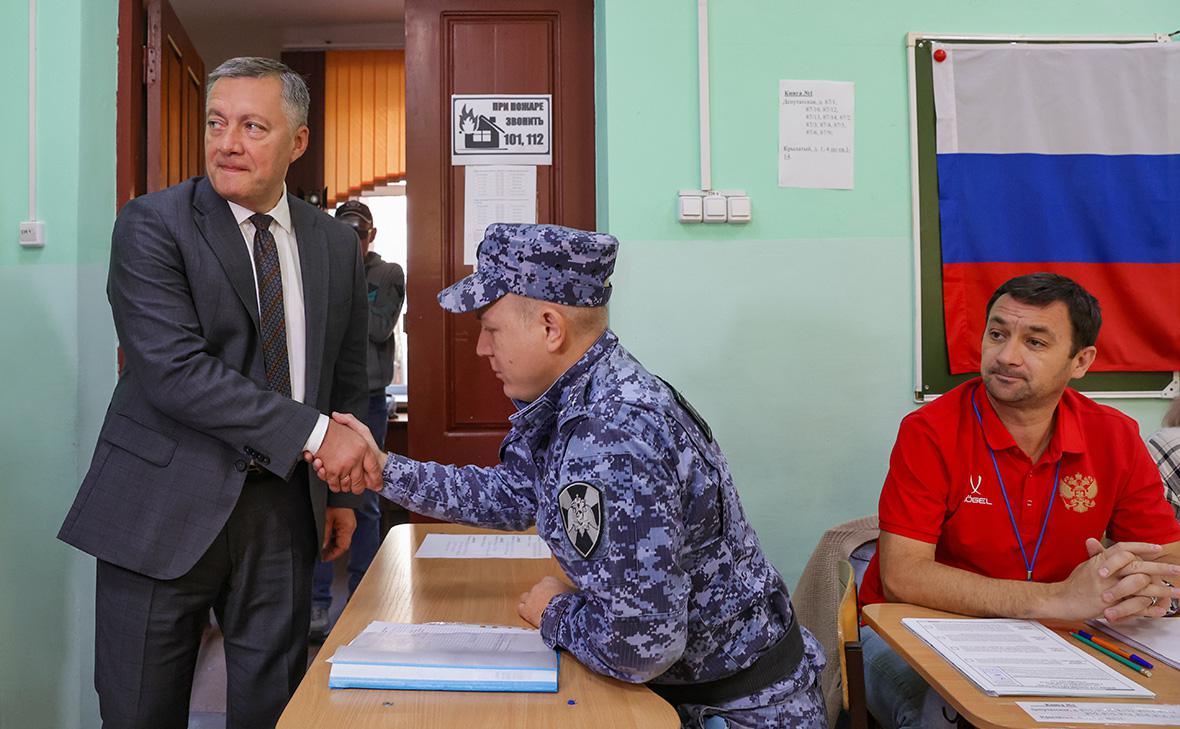 Игорь Кобзев&nbsp;во время голосования на выборах губернатора на избирательном участке № 604 в средней школе № 76,&nbsp;12 сентября 2025 г.