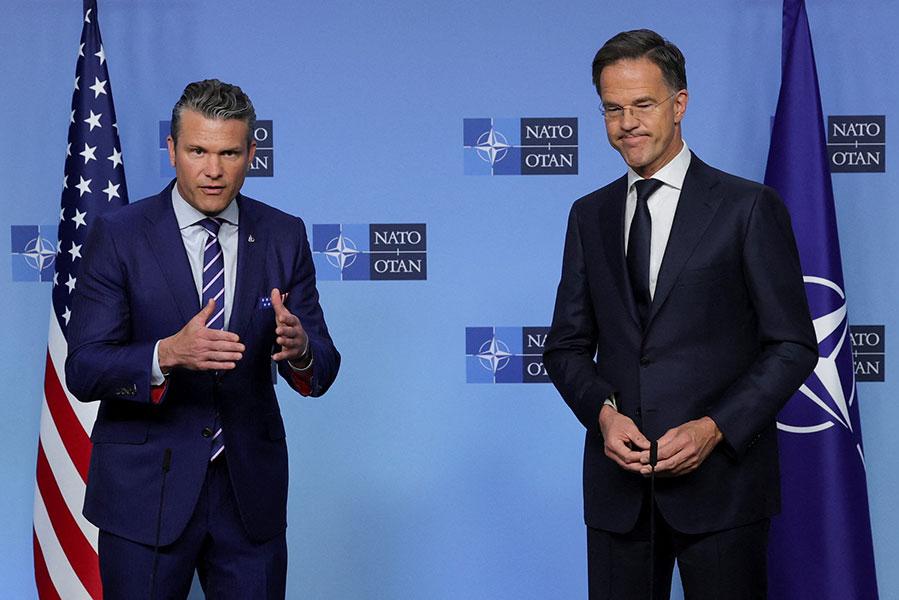 Пит Хегсет и Марк Рютте принимают участие во встрече министров обороны стран НАТО в штаб-квартире альянса в Брюсселе, Бельгия, 15 октября 2025 года