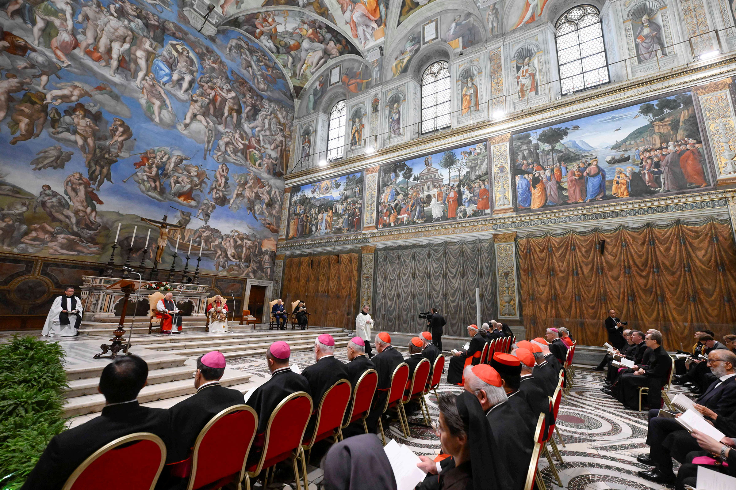 Также на экуменической литургии двух церквей присутствовали Архиепископ Вестминстера Винсент Джерард Николс и Архиепископ Сент-Эндрюса и Эдинбурга Лео Кёшли.