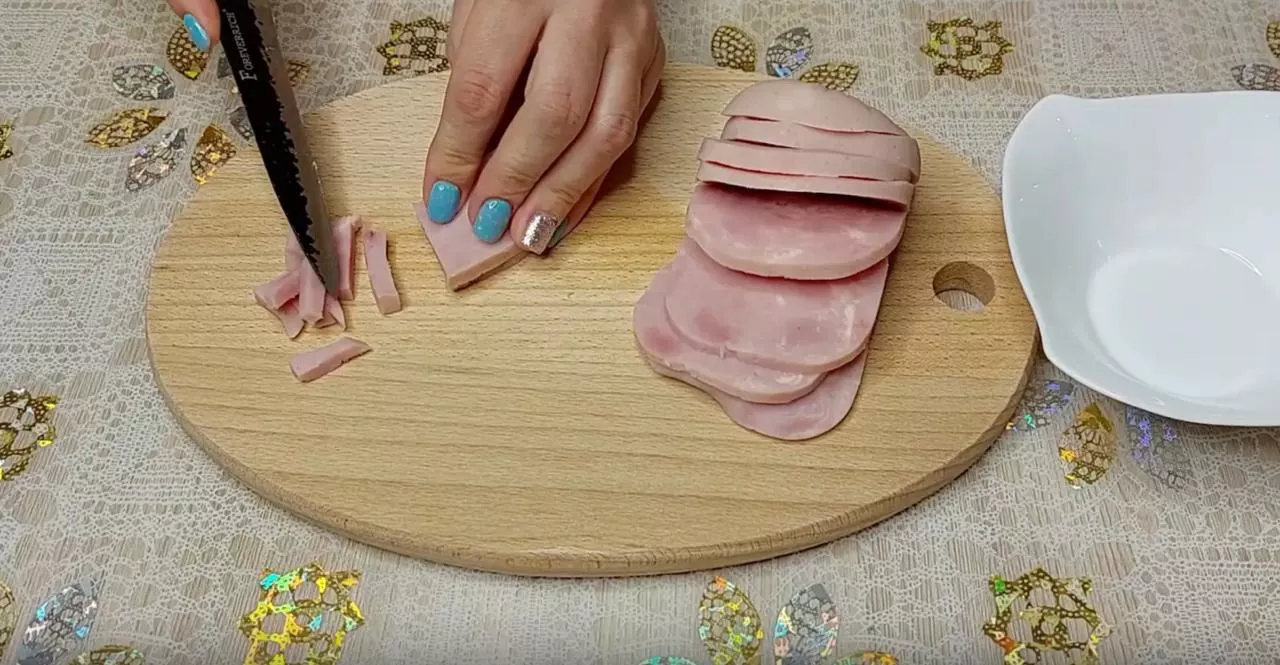 Нарежьте ветчину небольшими кусочками