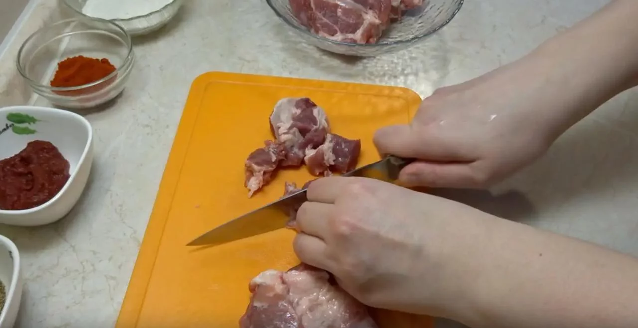 Удалите со свинины жир и пленки