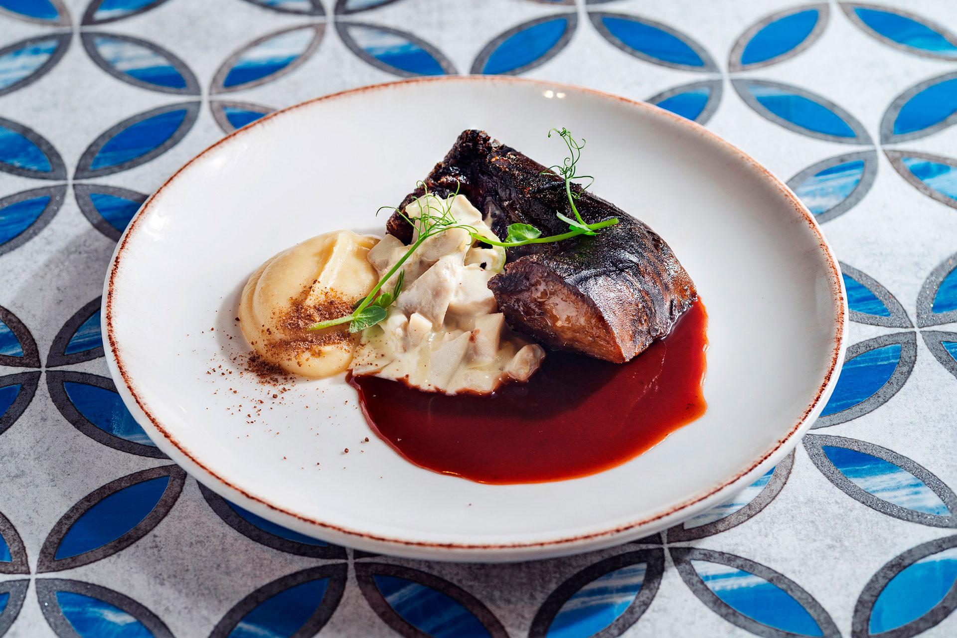 Губа лося на гриле с жареными груздями в сметане