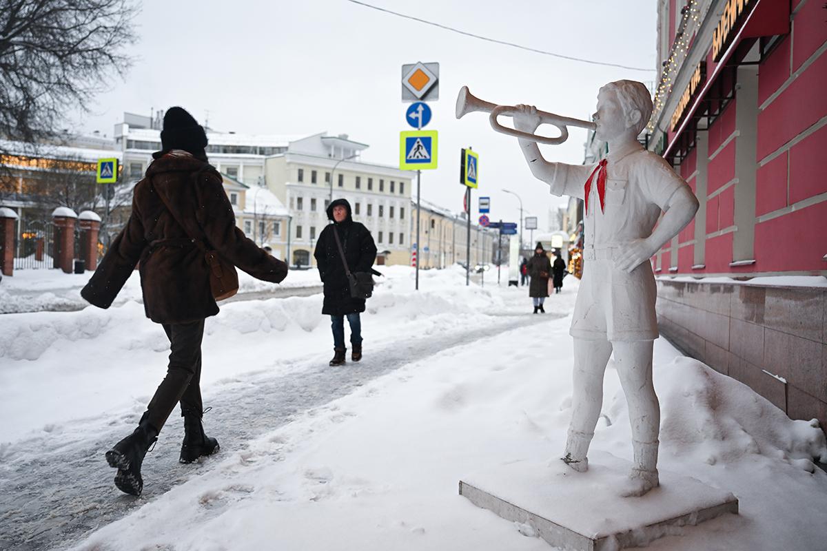 Прохожие во время снегопада в Москве, 12 января 2026 года