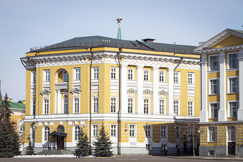 Здания Кремля оценены по минимальным ставкам в этом районе. Сенатский дворец, рабочая резиденция президента, стоит 20 573 руб. за кв. м (или $355). 