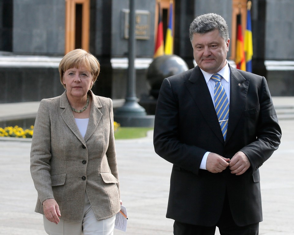 Канцлером Германии Ангелой Меркель(слева) и президент Украины Петр Порошенко(справа)