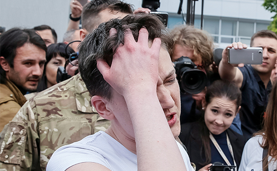 Украинская военнослужащая Надежда Савченко в&nbsp;аэропорту Киева. 25 мая 2016 года
