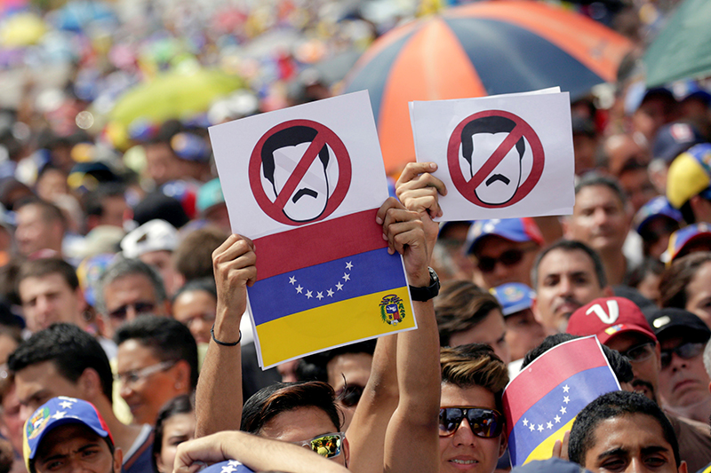 Оппозиция обвиняет Мадуро в&nbsp;узурпации власти. Его рейтинг сейчас находится на&nbsp;рекордно низком уровне &mdash; 20%. Причина тому экономический кризис.

На фото:  марш в&nbsp;Каракасе
&nbsp;
