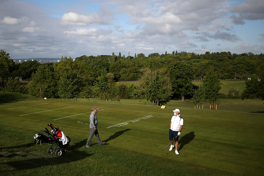 В Великобритании разрешили загорать в близлежащих от жилья парках и заниматься спортом без ограничений

На фото:  поле для гольфа в Лондоне
