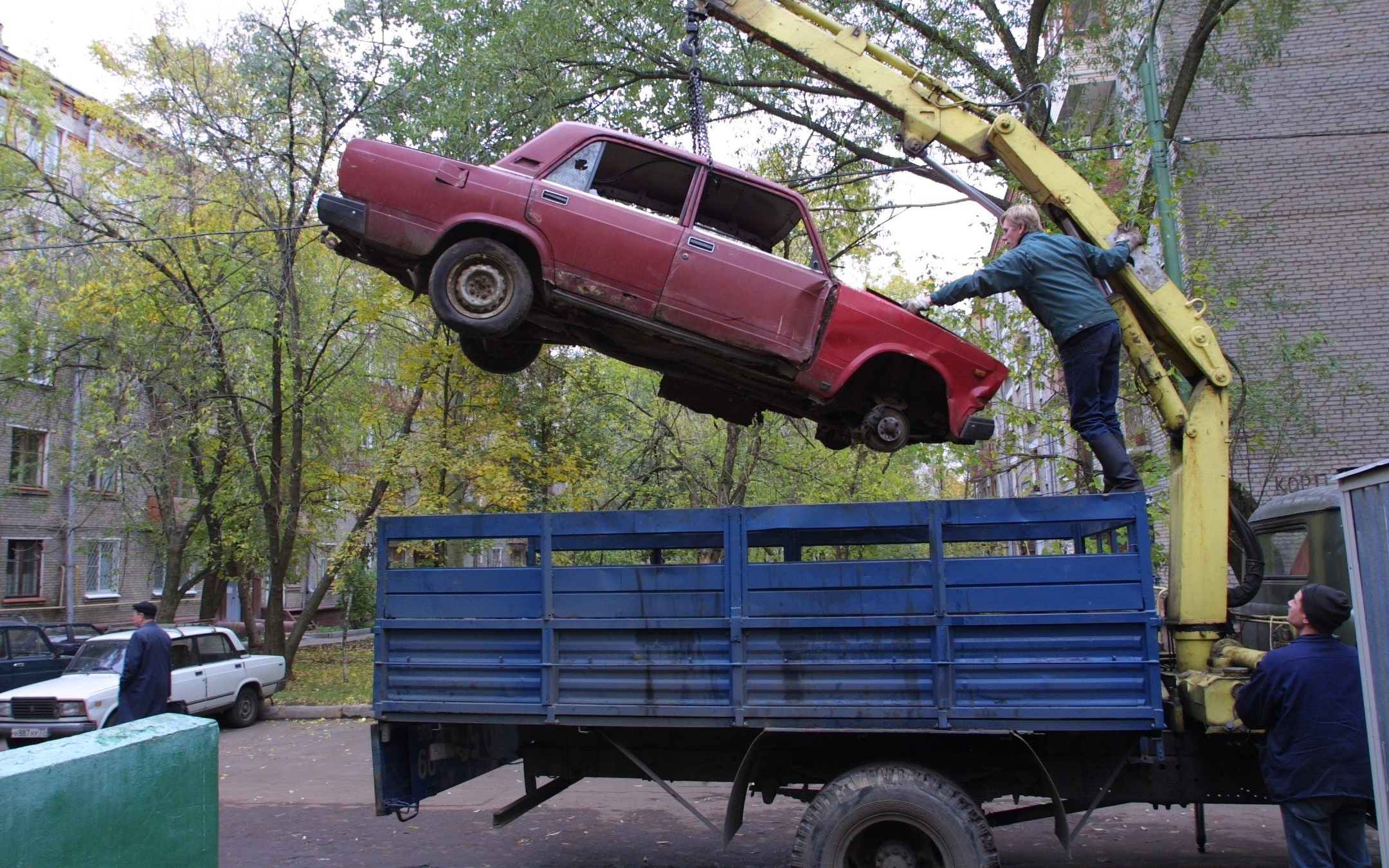 Запрещенные автомобили. Утилизация брошенных авто. Ржавый эвакуатор. Эвакуатор во дворе. Утилизация машин из дворов.