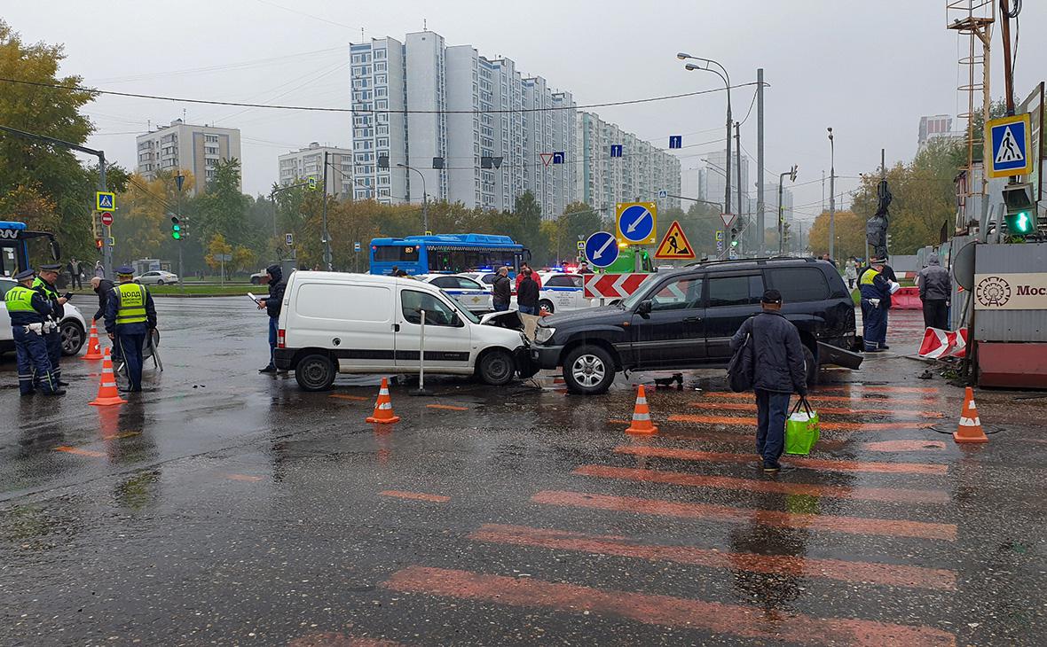 Внедорожник врезался в машину и сбил двух пешеходов на севере Москвы