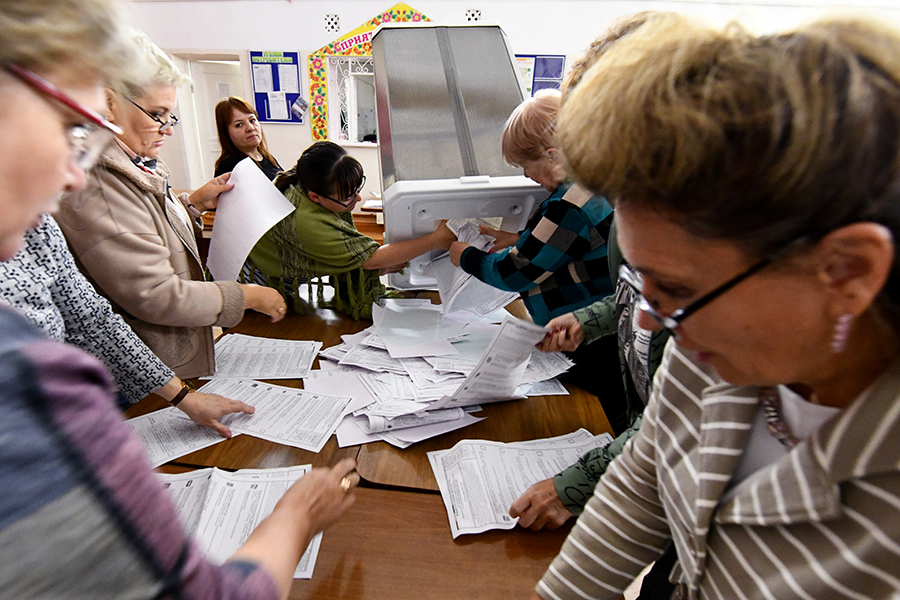 Члены избирательной комиссии в Чите подсчитывают голоса по итогам выборов депутатов заксобрания Забайкальского края
