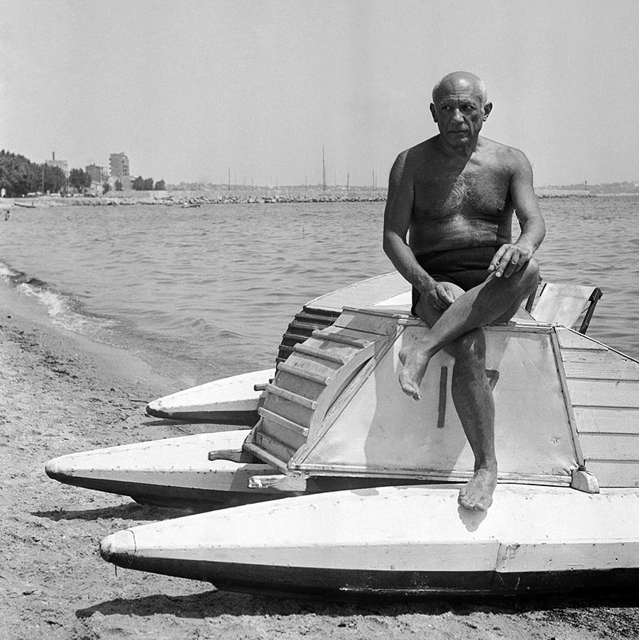 Пабло Пикассо на пляже в заливе Жуан на Французской Ривьере, 10 марта 1948 года