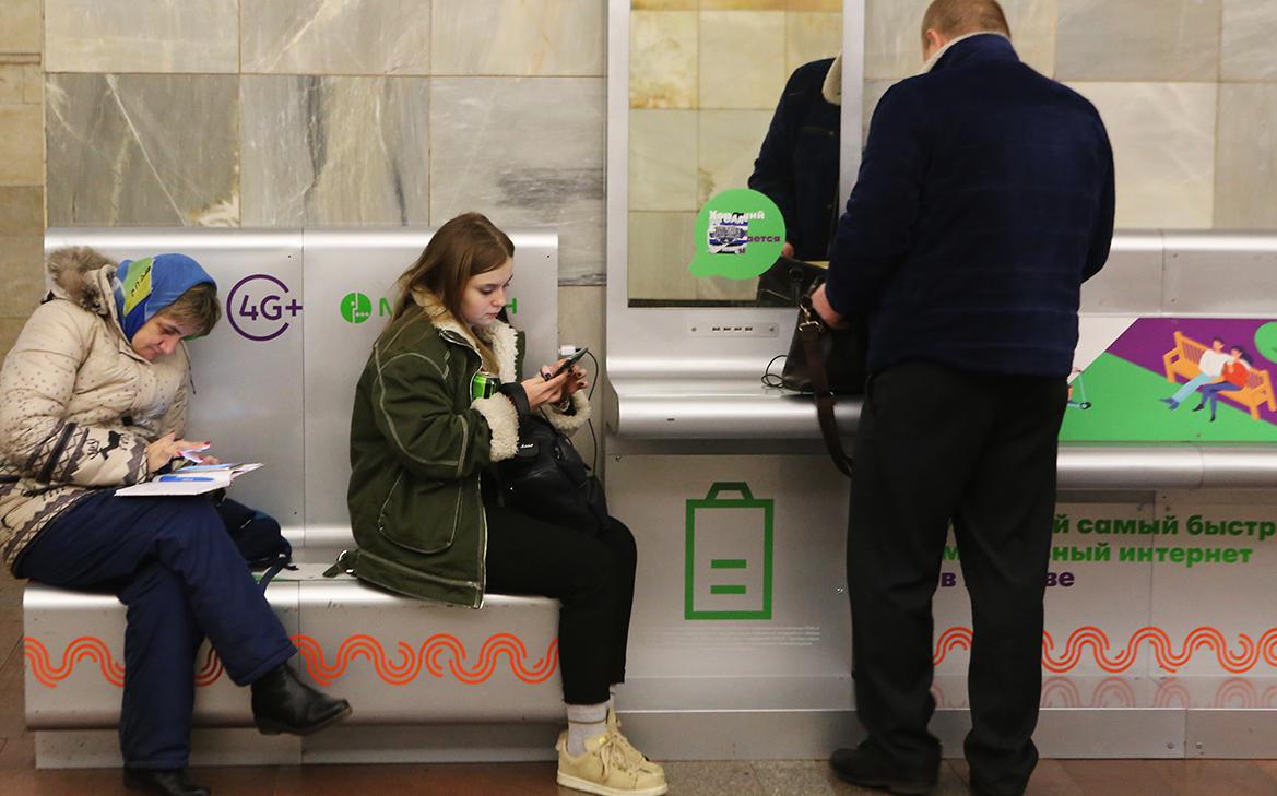 Эксперты оценили риск зарядки телефонов в общественных местах