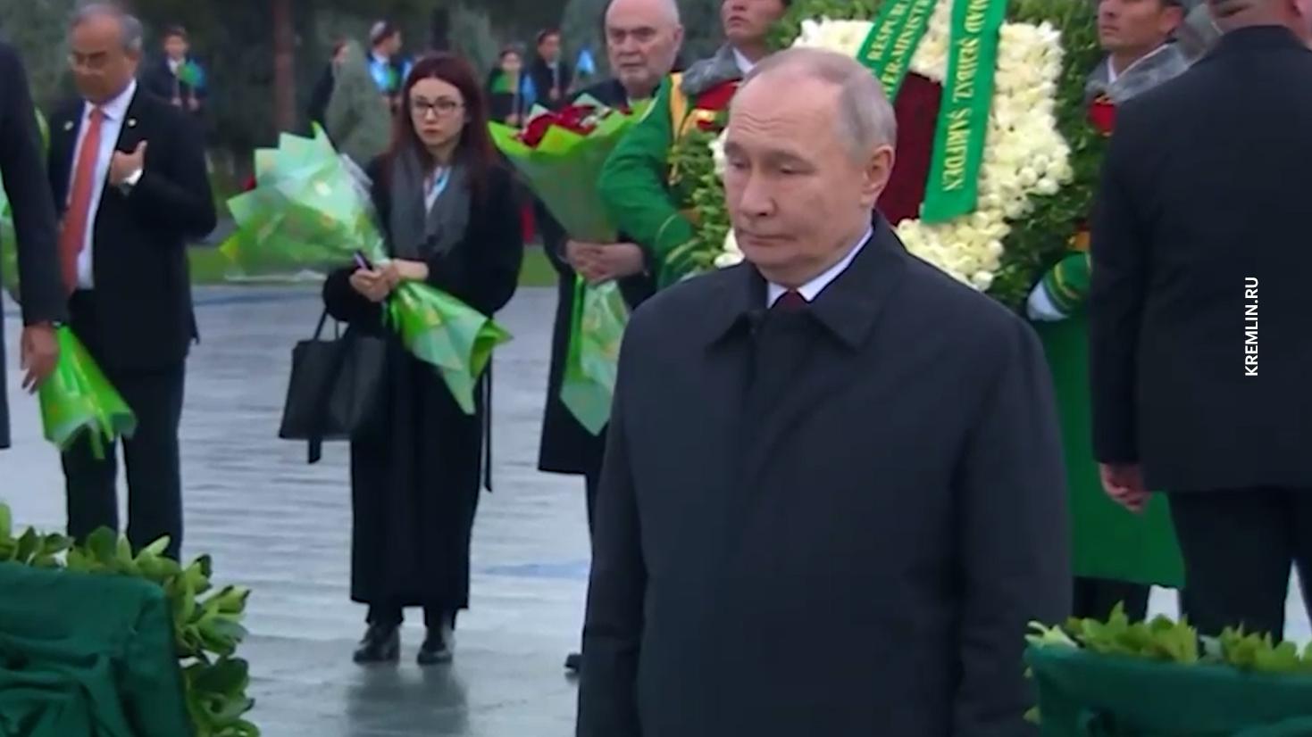 Путин возложил цветы к монументу Нейтралитета в Ашхабаде