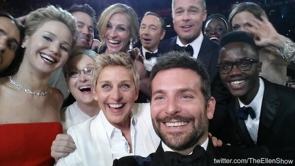 Ведущая "Оскара" "сломала" Twitter суперпопулярным сообщением