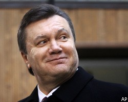 Exit polls: В.Янукович совсем немного выигрывает у Ю.Тимошенко