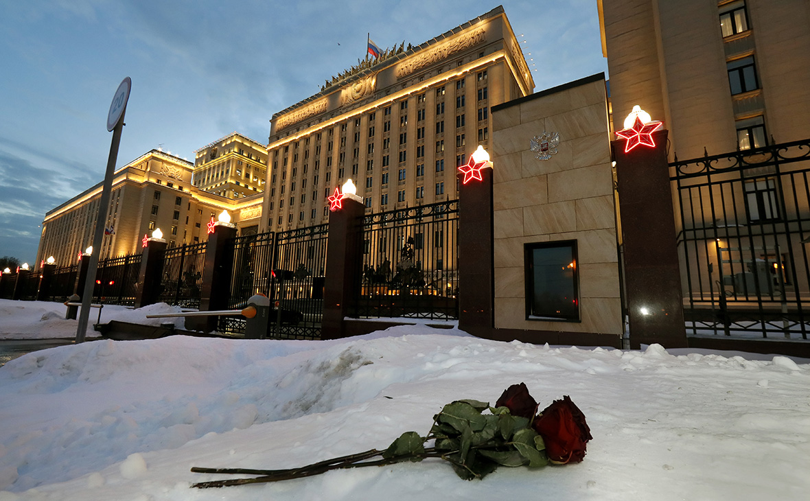 Цветы перед зданием Министерства обороны России в Москве