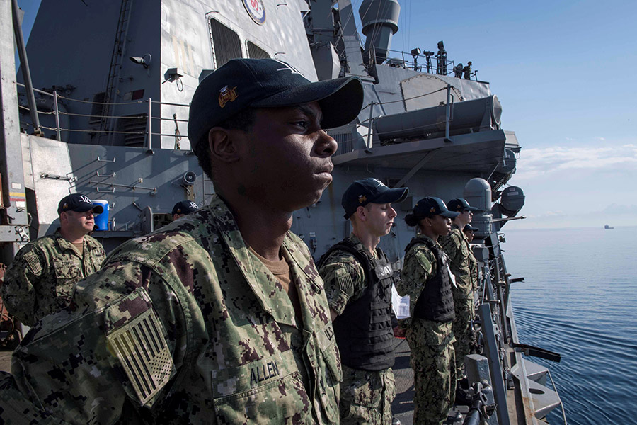 Американские моряки на борту эсминца &laquo;Дональд Кук&raquo; (USS Donald Cook) во время отплытия из Ларнаки (Кипр) 9 апреля 2018 года
