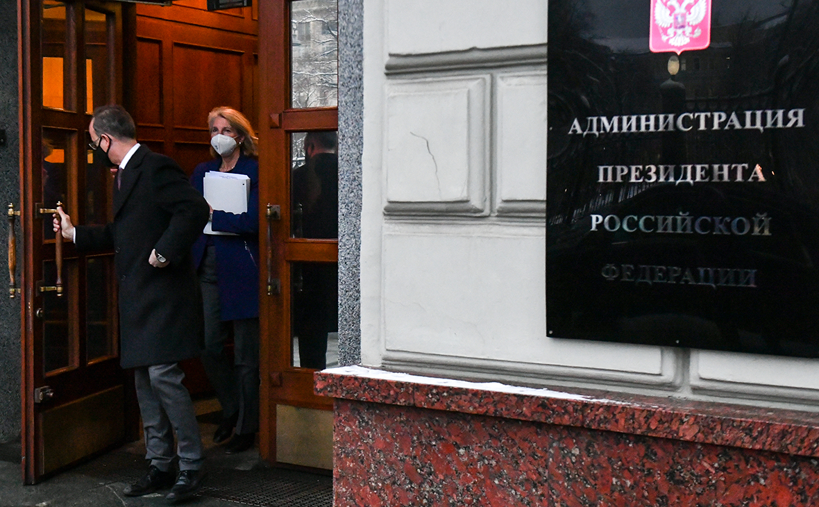 Карен Донфрид (в центре) покидает здание администрации президента