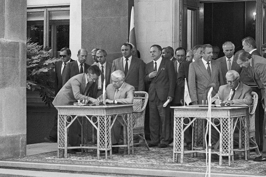 На фото: президент России Борис Ельцин и президент Украины Леонид Кравчук подписали&nbsp;соглашение по Черноморскому флоту, государственная дача в Мухалатке, 3 августа 1992 года