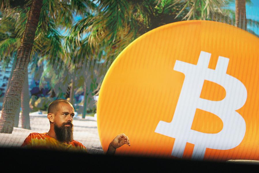 Джек Дорси выступает на сцене конференции по криптовалюте Bitcoin 2021 Convention, Майами, 2021 год