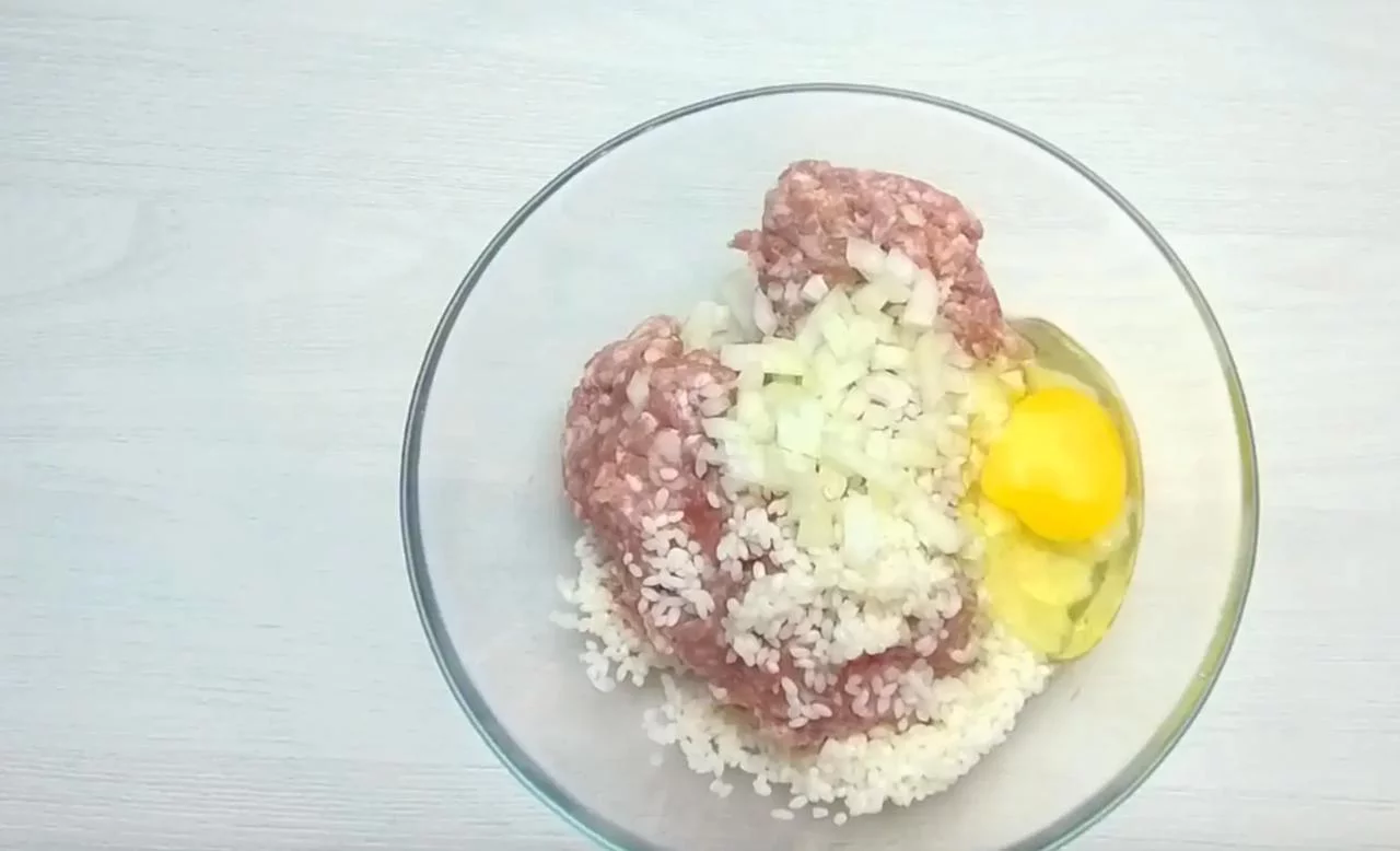 Смешайте фарш и рис