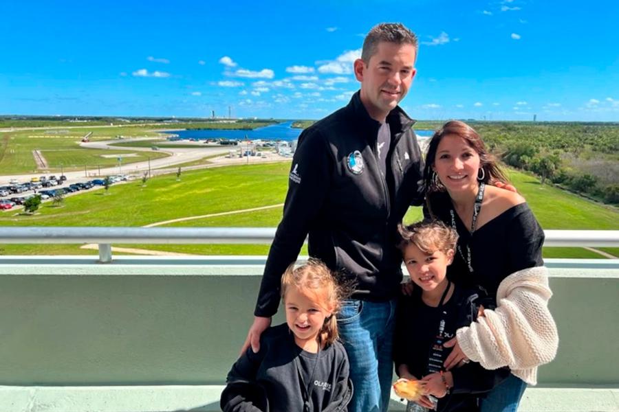 Джаред Айзекман с женой и детьми