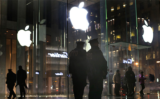 Полицейские у магазина Apple в Нью-Йорке во время демонстрации в защиту пользователей от взлома со стороны спецслужб&nbsp;