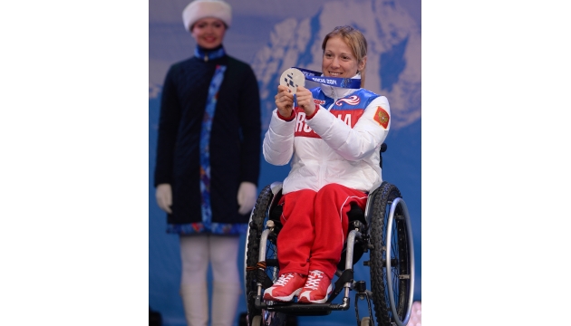 Россиянка Светлана Коновалова, завоевавшая серебряную медаль в гонке на короткой дистанции в классе LW 10-12 (сидя) среди женщин в соревнованиях по биатлону