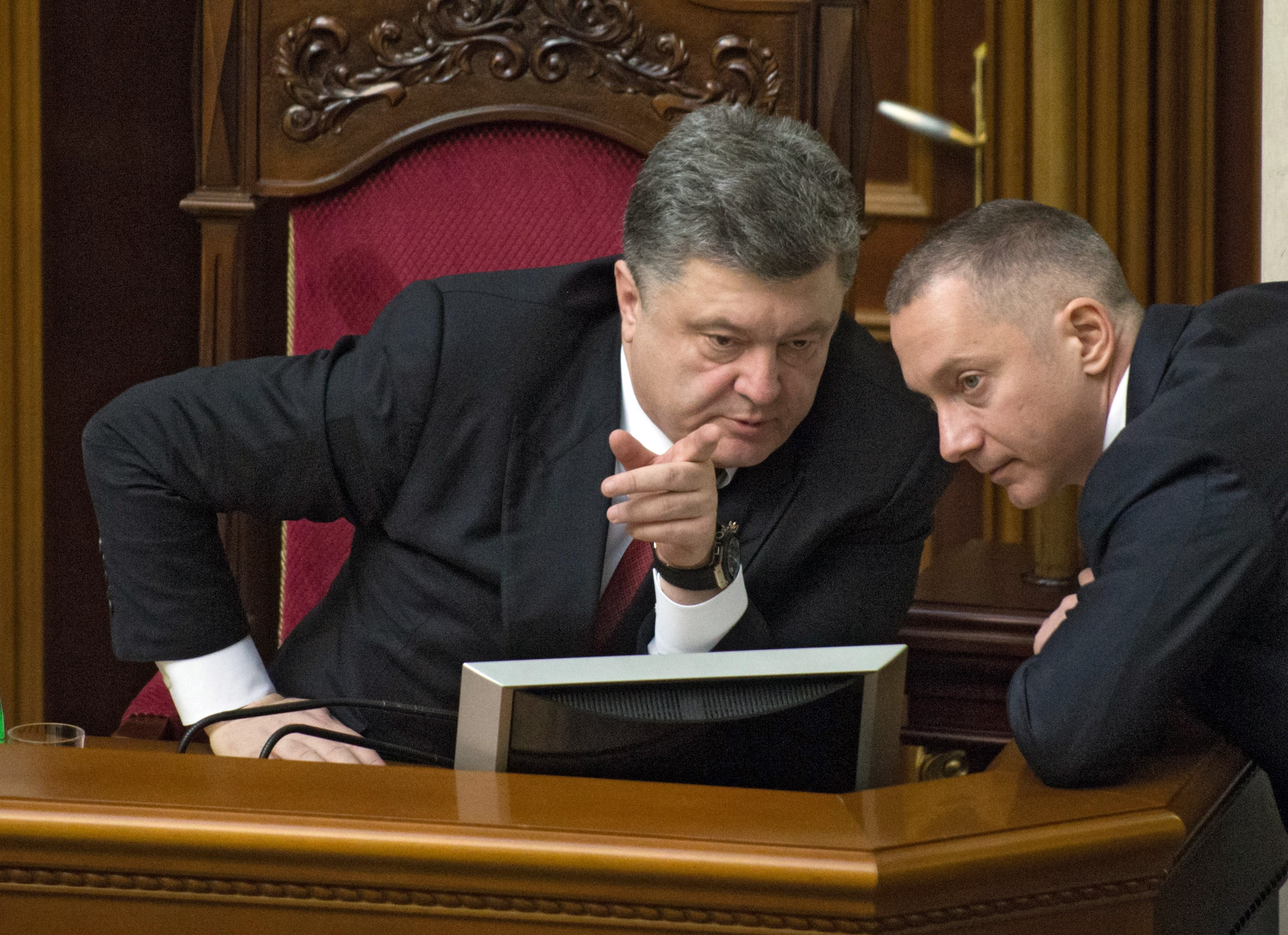 Президент Украины Петр Порошенко (слева) и&nbsp;бывший глава администрации президента Украины Борис Ложкин, февраль 2015 года


