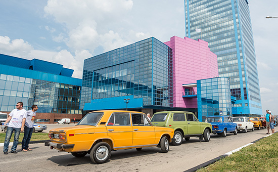 Во время парада автомобилей в&nbsp;Тольятти, посвященного 50-летию российской автомобилестроительной компании АвтоВАЗ
