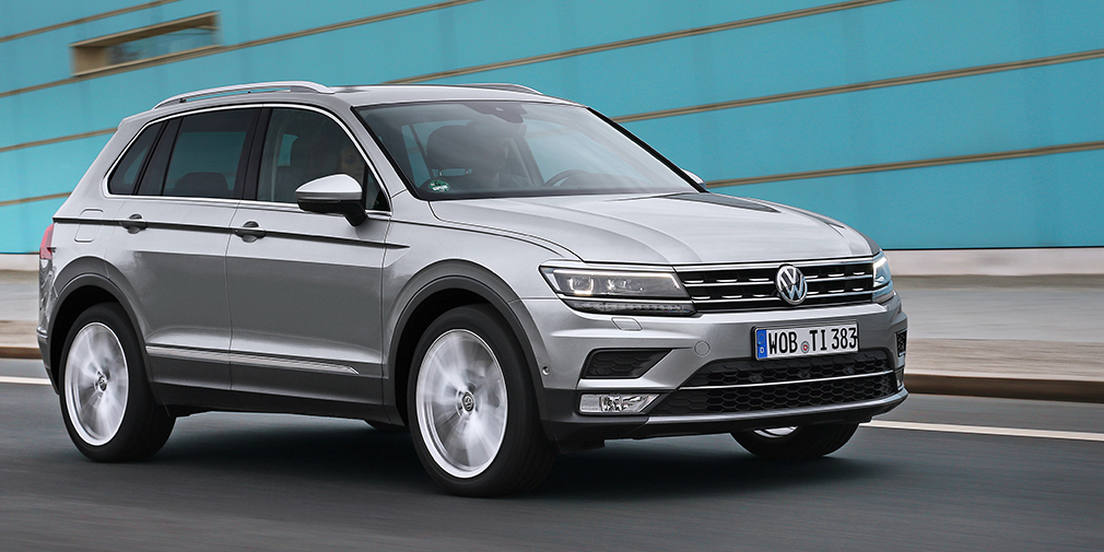 Volkswagen Tiguan &ndash; это рекордсмен по показателю роста. Продажи немецкого кроссовера выросли почти в 2,5 раза, а если точнее, то на 241%. И если в мае прошлого года было реализовано всего 635 кроссоверов калужской сборки, то за аналогичный период этого года дилеры Volkswagen передали клиентам 2 165 автомобилей. Столь ажиотажный спрос вызван в сменой поколения модели. Производство нового &laquo;Тигауна&raquo;, который дебютировал еще в сентябре 2015 г., было налажено в Калуге лишь в ноябре 2016-го. А первые &laquo;живые&raquo; машины и вовсе добрались до дилеров уже в этом году.