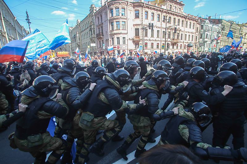 ​Полиция задерживает участников первомайской демонстрации в Петербурге