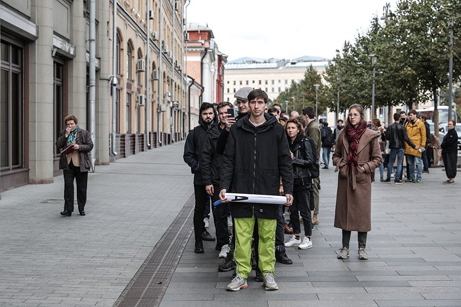Пикет проходит у здания администрации президента в Москве