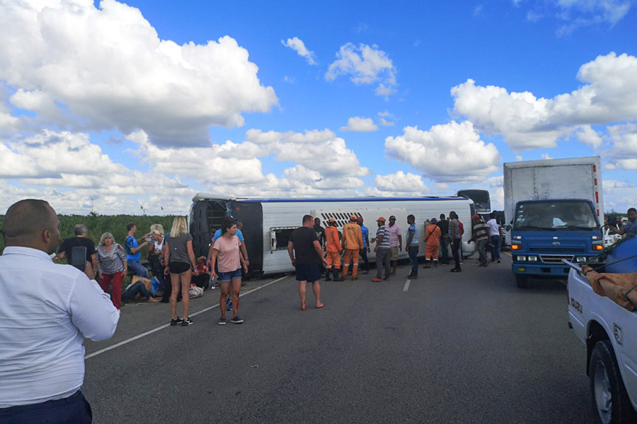 Автобус с туристами из России столкнулся с грузовиком по дороге в аэропорт Ла-Романа, недалеко от города Игуэй