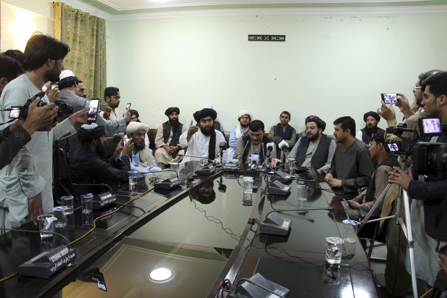 Глава &laquo;Талибана&raquo; по информации и культуре Ахмадулла Муттаки беседует с журналистами