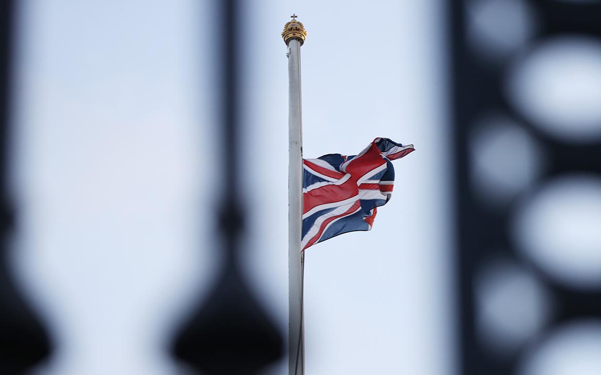 Приспущенные флаги и проливной дождь. Британия без Елизаветы II