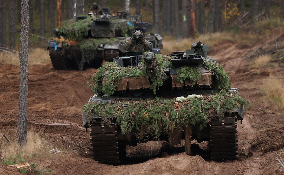 Bloomberg назвал сроки одобрения Германией отправки танков Leopard Киеву"/>













